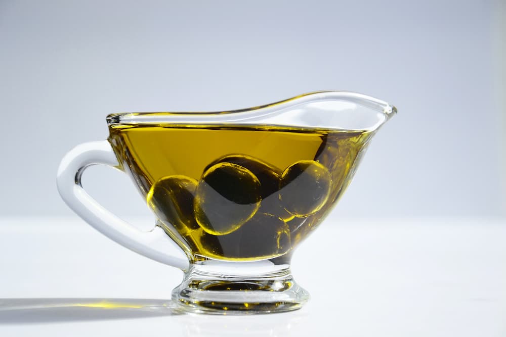 aceite de oliva copa con aceite de oliva y aceitunas